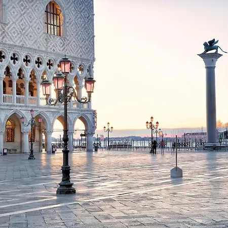 G4 Steps From St Mark's Authentic Venetian